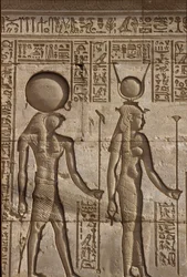 Starożytny Egipt, malowidło ścienne/rzeźba, Horus i Izyda przyjmują ofiarę od faraona, Świątynia Hathor, Dendera (zdjęcie ilustracyjne)