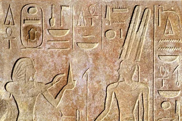 Starożytny Egipt, malowidło ścienne/rzeźba, świątynia Karnak/Luxor, Hatszepsut ofiarowuje chleb Amonowi Ra