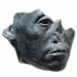 Sztuka starożytnego Egiptu: głowa króla Sesostrisa III. Fragment posągu. Rzeźba z czarnego granitu, około 1900 p.n.e. (XII dynastia, około 1963-1786). Paryż, Musée du Louvre