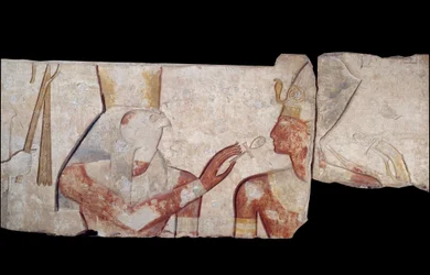 Starożytna sztuka egipska: Król Ramzes II zostaje przedstawiony boskim Horusowi, Amonowi i Hathorowi, którzy dają mu życie i królewskie insygnia. Niska płaskorzeźba wapienna ze świątyni Ramzesa II a Abydos Około 1250 r. p.n.e. XIX dynastia. Nowe Imperium. 