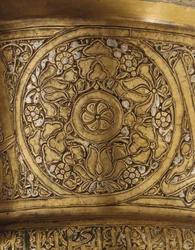 Fragment inkrustowanego stojaka na tace, mamelucki Egipt lub Syria, pierwsza połowa XIV wieku (srebro i mosiądz) (patrz także 448375)