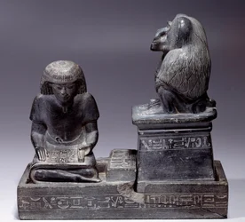 Egipska starożytność: skryba Nebmertouf i małpa Thot, bóg Pisma Świętego i patron skrybów. Rzeźba łupkowa. Regne Amenophisa III (1391-1353)