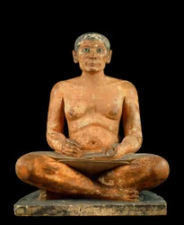 Starożytność egipska: „Skryba w kucki”” Posąg z wapienia, albastra i kryształu górskiego. Pochodzi z sakkarah (Saqqara) (ok. 2620 - 2350 pne). 4. lub 5. dynastia) Nd. 0,537m, Musee du Louvre, Paryż - Starożytność Egiptu: „Posąg Przyczajonego Skryby”