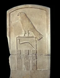 Starożytność egipska: fragment steli z wapienia króla Węża z przedstawieniem boga Horusa. Z Abydos. Okres zapalenia tkanki łącznej (ok. 3100-2700 p.n.e.). Słońce 1,4x0,6 m Paryż, Musee du Louvre
