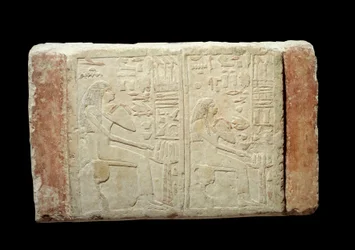 Starożytność egipska: stela grobowa w wapieniu pań Waten i Ousernebnet. Okres Thinitis (ok. 3100-2700 pne) II dynastia z Memfis. Paryskie Muzeum Luwru
