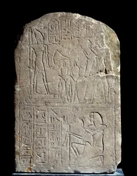 Starożytność egipska: stela z wapienia w imię szyldowych drzwi króla Anyi. W wieszaku faraon Ramzes II ofiarowuje kadzidło swojemu kolosalnemu boskiemu posągowi. Regne Ramzesa II (1279-1213 pne). Z serapeum Sakkary. Słońce 0,44x0,3 m Paryż, musee du Louvre