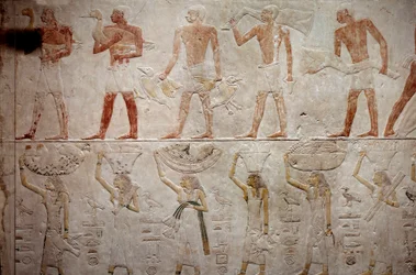Starożytność egipska: mężczyźni niosący kaczki. Relief wapienny z kaplicy Mastaby Echetatepa w Sakkarze. V dynastia (około 2500-2350 pne) 2300 pne. Paryż, Luwr