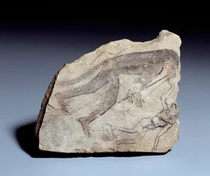 Starożytność egipska: ostrakon (lub ostracon) (liczba mnoga: ostraca lub ostraka) (ceramika) figura: małpa grająca na podwójnym flecie (aulos), aby mężczyzna tańczył. Kamień w wapieniu. XIX dynastia (ok. 1295-1186). Ze strony Deir el-Medineh (el Medineh). 