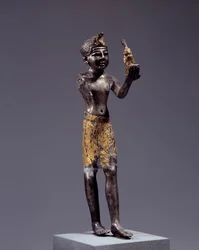 Starożytność egipska: statuetka króla (Seti I?) składającego ofiarę Maat. Rzeźba ze srebra i złota. Regne Sethi (1294-1279 pne). Ciemny. 19 cm. Paryż, Luwr