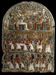 starożytność egipska: stela Irynefera, na szczycie bogowie Ozyrys i Anubis naprzeciw Amenophisa I i bóstwa Ahmes Nefertari; w ośrodku Irynefer jego żona Mehytkhaty i ich córka Hathor składają ofiarę pogrzebową rodzicom, w dolnej Hathor dorosły
