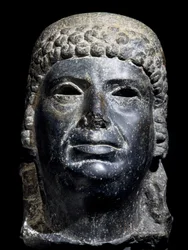 Głowa Kleopatry III, rzeźba bazaltowa. Cywilizacja egipska, okres ptolemejski, II wiek p.n.e.