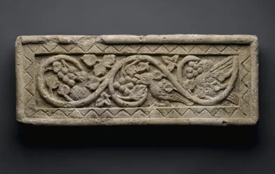 Relief zwoju roślinnego, w którym znajdują się ptaki i winogrona, Behnesa, V-VI w. (wapień)
