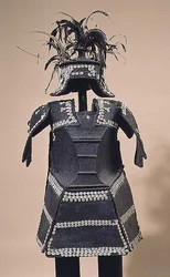 Ata Armor z Mindanao na Filipinach (rattan pokryty żywicą i haftowany muszlami kauri)