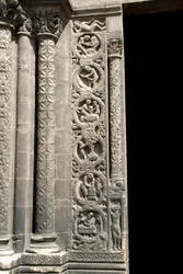 Sztuka gotycka: Pierright portalu po prawej stronie zachodniej fasady bazyliki Saint Denis przedstawiający pracę pól (po lewej). Saint-Denis, Francja