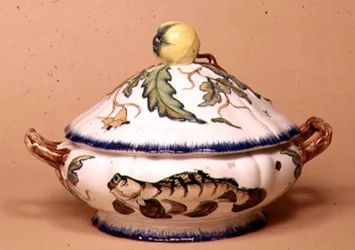 Leboeuf et Milliet tureen, papuoštas Rousseau pagal Bracquemondo dizainą (fajanso) poli