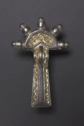 Łuk Fibula, Alemannic, 500-550 (srebrny pozłacany i niello)
