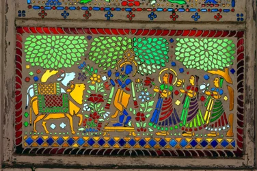 Radha Krishna z Sakhi na witrażu