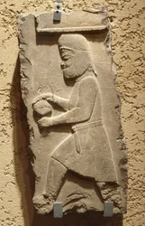 Mede na dworze królewskim w Persepolis niosący zadaszony statek, Achemenid, ok. 1930 r. 500 pne (wapień)