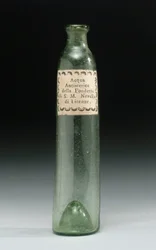 Butelka zawierająca wodę przeciw histerii, z odlewni Jego Królewskiej Mości, Officina Profumo, Farmaceutica di Santa Maria Novella, Florencja, ok. 1850-1920 (szkło)