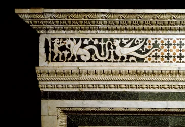 Fragment dekoracji otaczającej marmurową trandolę (zdjęcie)