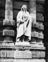 Posąg Giambattisty Vico (1668-1744) (marmur) (zdjęcie czarno-białe)