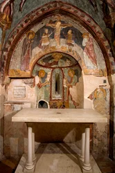 Widok na absydę z freskami mistrza Saint Francois (XIII w.). Cappella di San Gregorio (Kaplica św. Grzegorza) Klasztor św. Benedeta (Sacro Speco), Subiaco (Rzym), Włochy