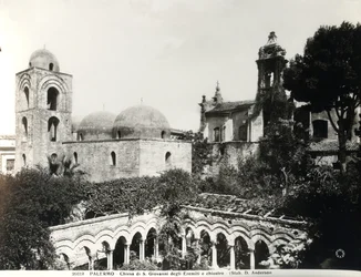 Widok wschodniej części kościoła, zbudowanej w latach 1132-48 przez króla Sycylii Rogera II (zm.1154), oraz krużganka zbudowanego w XIII wieku