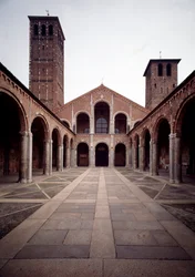 Widok fasady kościoła św Ambrożego (Saint Ambrose) (Basilica di Sant