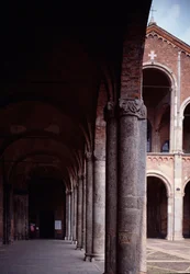 Widok na portyk kościoła św Ambrożego (Saint Ambrose) (Basilica di Sant