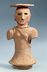 Figura szamanki Haniwa, V-VI w. (ceramika z dekoracją malarską)