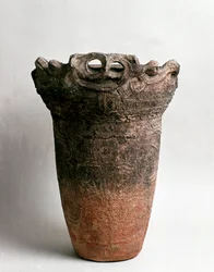 Duży wazon z terakoty z Fukushimy, okres Jomon XVI-X w. p.n.e
