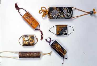 Sześć inro, okres Edo (1603-1868) XVII-XVIII wiek (lakierowane złoto z masą perłową)