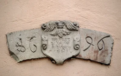Aleja Żydów w Obernai (67). Miejsca kultu: inskrypcja z datą hebrajską i odpowiednią datą ery chrześcijańskiej: 1696. Synagoga została zbudowana podobno dwa lata po autoryzacji Intendant La Grange, która pozwoliła J.