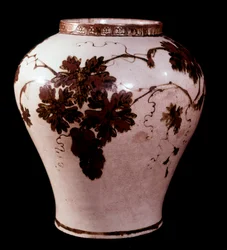 Art coreen: porcelanowy słój z okresu Yi (1392-1910), Duksoo; Muzeum Sztuk Pięknych Pałacu