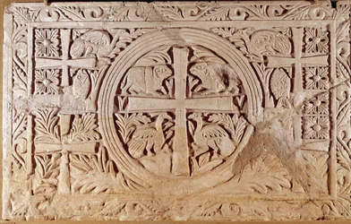 Płyta prezbiterium, element zamykający chór kościoła. z Libanu. V-6 wiek naszej ery. Ciemny. 0,78x1,27m. Paryż, Luwr