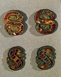 Archeologia średniowiecza (średniowiecze). Sztuka barbarzyńska Lombardii: Fibula pasa (klamra) w kształcie litery S. Obiekt ze złotej i polichromowanej emalii. Sztuka Lombardzka, VI-VII wiek. Włochy, Cividale del Friuli, Muzeum Archeologiczne