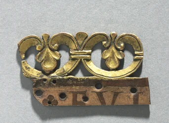 Fragment ozdobnego herbu z relikwiarza, ok. 1165-1180 (złocona miedź, email brun (brązowa emalia))