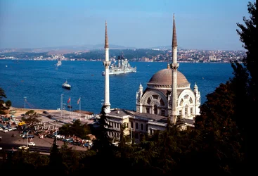 Architektura osmańska: widok na meczet Dolmabahce nad Bosforem