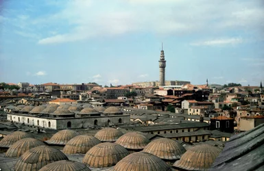 Panoramiczny widok na Stambuł z kopułami Wielkiego Bazaru