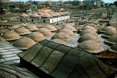 Panoramiczny widok na Stambuł z kopułami Wielkiego Bazaru