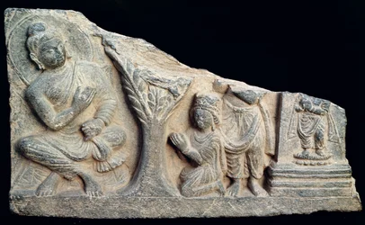 Fragment płaskorzeźbionego fryzu przedstawiającego siedzącego Buddę z orantami, styl grecko-buddyjski, z Taxila, Pakistan