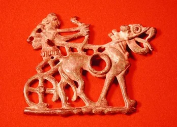 Wędzidło konia przedstawiające myśliwego na rydwanie strzelającym z łuku, ok. 1200-700 pne (brąz)