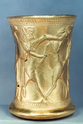 Wazon ozdobiony mitologicznymi stworzeniami, perski
