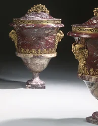 Para wazonów, ok. 1790 (jaspis i ormolu)