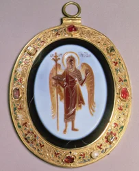 Panagia, rzeźbiony sardonyks oprawiony w złoto wysadzany perłami i klejnotami z filigranową i emaliowaną dekoracją, Moskwa, poł. XVI w. (sardonyks, złoto, kamienie i emalia)