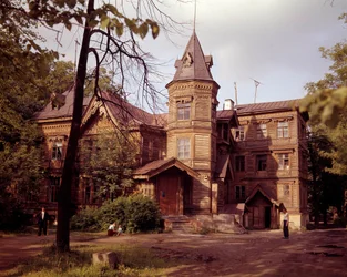 Rosyjska architektura: widok na XIX-wieczną daczę, rosyjski dom wiejski.