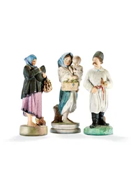 Trzy porcelanowe figury przedstawiające dwie kobiety trzymające dzieci oraz Kozaka z fajką, koniec XIX w. (porcelana)