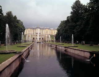 Widok na duży wodospad zamku Peterhof, zrealizowany za Piotra Wielkiego pod Sankt Petersburgiem w Rosji