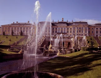 Widok na duży wodospad zamku Peterhof, zrealizowany za Piotra Wielkiego pod Sankt Petersburgiem w Rosji