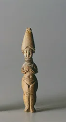 Figurka z wysokim kapeluszem, z Suzy, Iran, IV-VI wne (kość)